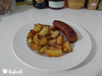 Sült kolbász krumplival
