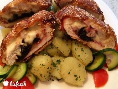 Sajttal, sonkával, aszalt szilvával töltött rántott csirkemell szezámmagos bundában