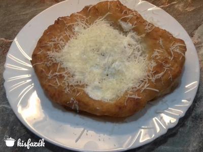 Piacos tejfölös sajtos lángos