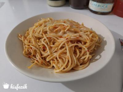 Olívaolajos spagetti fokhagymával és chilivel
