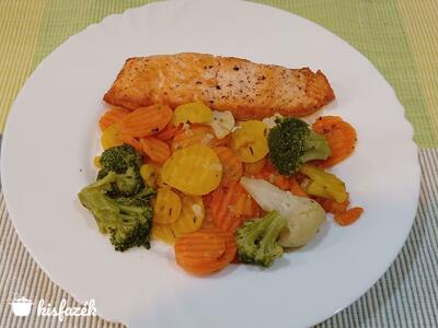 Grillezett fűszeres lazac párolt zöldségekkel