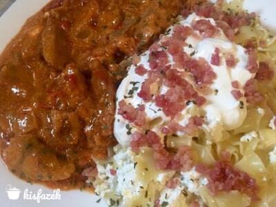 Harcsapaprikás túrós tésztával