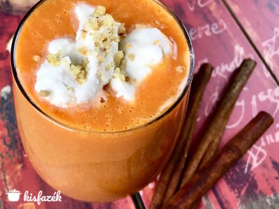 Répatorta smoothie kókuszhabos tejszínnel