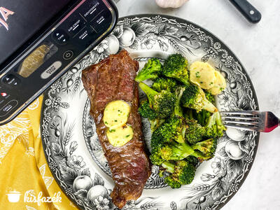 Strip steak Air Fryer-ben sült fokhagymás fűszervajjal