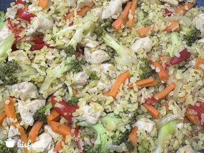 Bulgur csirkével, karamellizált sárgarépával és zöldségekkel