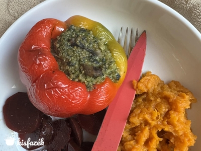 Töltött kaliforniai paprika quinoával, gombával és édesburgonyapürével