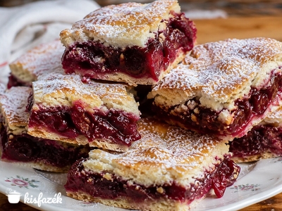 Omlós meggyes pite