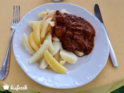 Bográcsos marhalábszárpörkölt