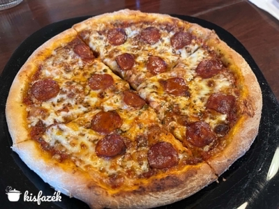Házi pizza csípős kolbásszal, serrano sonkával és rukkolával