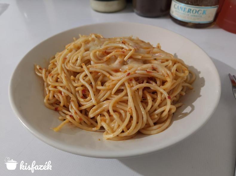 Olívaolajos spagetti fokhagymával és chilivel