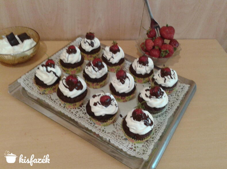 Dupla Csokis muffin tejszínnel és eperrel