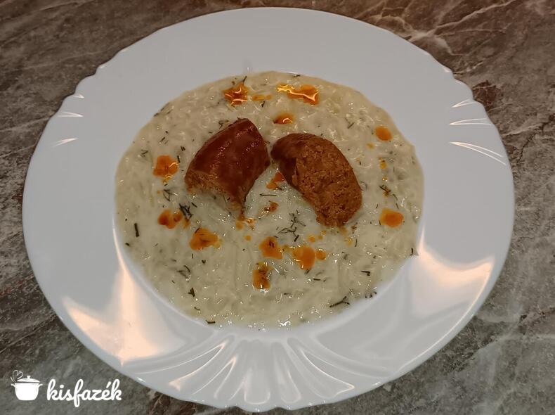Kapros tejfölös tökfőzelék sült kolbásszal