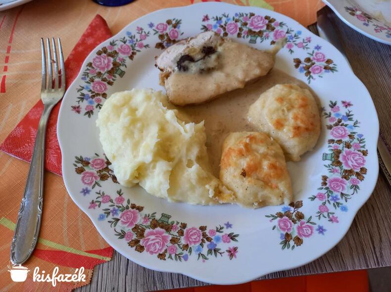 Pulykamell aszalt gyümölccsel töltve