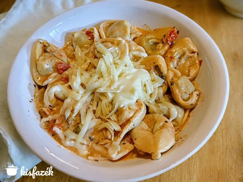 Spenótos-ricottás tortellini krémes paradicsomszószban