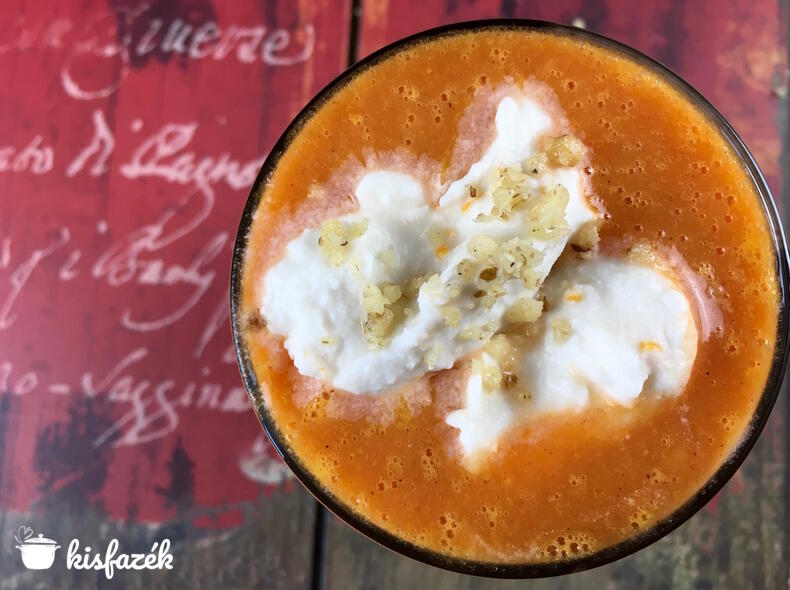 Répatorta smoothie kókuszhabos tejszínnel