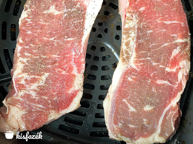 Strip steak Air Fryer-ben sült fokhagymás fűszervajjal