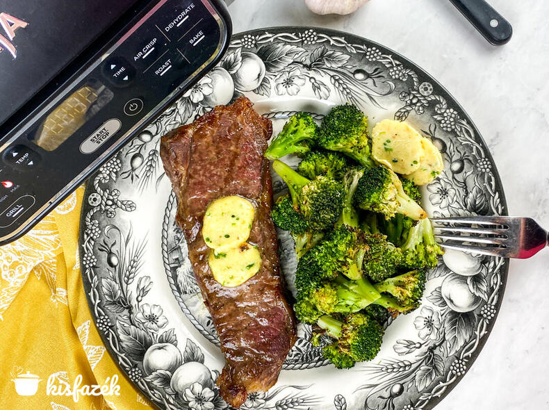 Strip steak Air Fryer-ben sült fokhagymás fűszervajjal