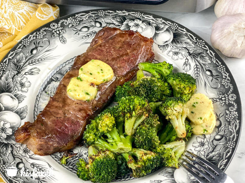 Strip steak Air Fryer-ben sült fokhagymás fűszervajjal