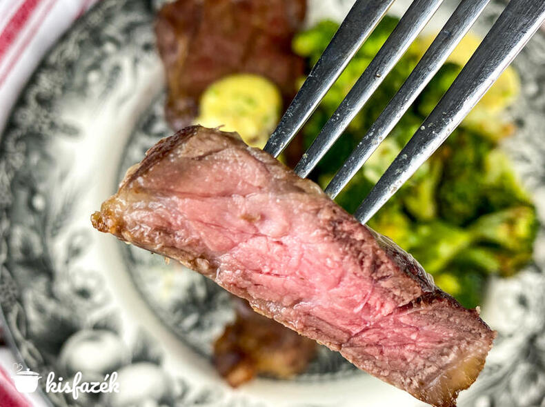 Strip steak Air Fryer-ben sült fokhagymás fűszervajjal