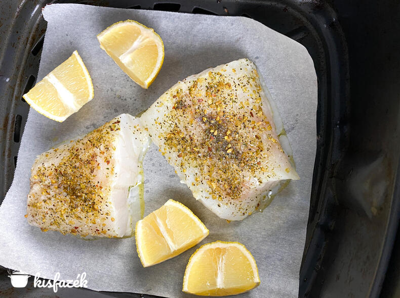 Fűszeres hal Air Fryer-ben, mangó salsával