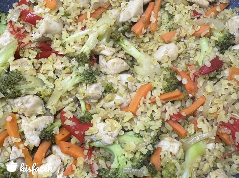 Bulgur csirkével, karamellizált sárgarépával és zöldségekkel