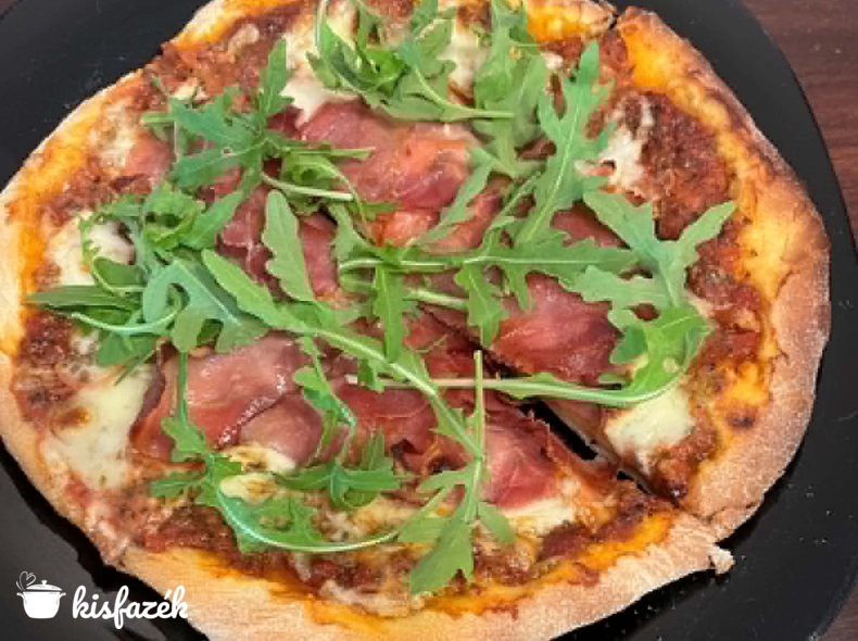 Házi pizza csípős kolbásszal, serrano sonkával és rukkolával