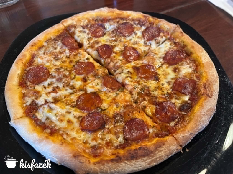 Házi pizza csípős kolbásszal, serrano sonkával és rukkolával