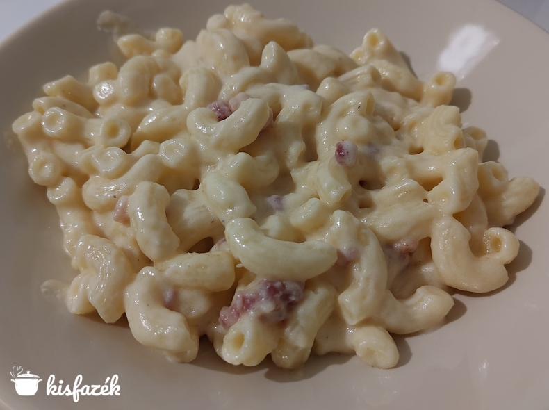 Mac and Cheese baconkockákkal