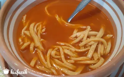 Hogyan készül az igazi bajai halászlé és miért kerül bele gyufatészta?