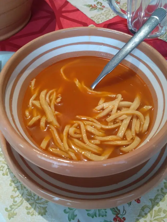 Hogyan készül az igazi bajai halászlé és miért kerül bele gyufatészta?