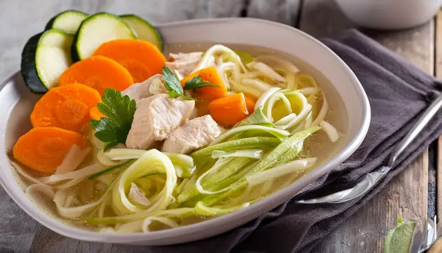 Csirkés zoodle leves