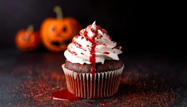 „Vérző” halloweeni cupcake recept