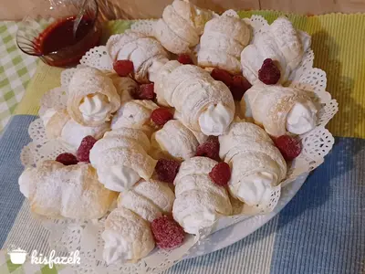 Tejszínes habroló málna öntettel