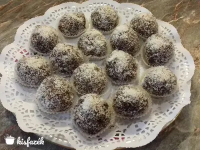 Kókuszos zabkekszes zserbó golyó meggyel