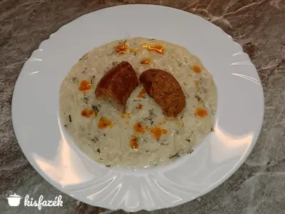 Kapros tejfölös tökfőzelék sült kolbásszal