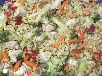 Bulgur csirkével, karamellizált sárgarépával és zöldségekkel