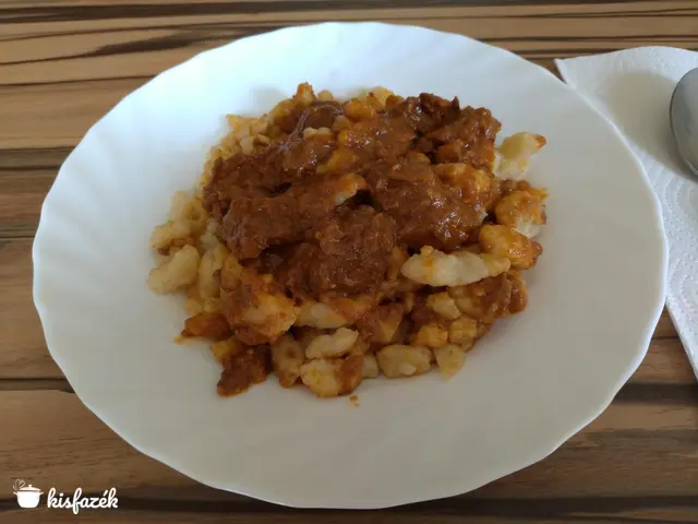 Vörösboros marhapörkölt, galuskával