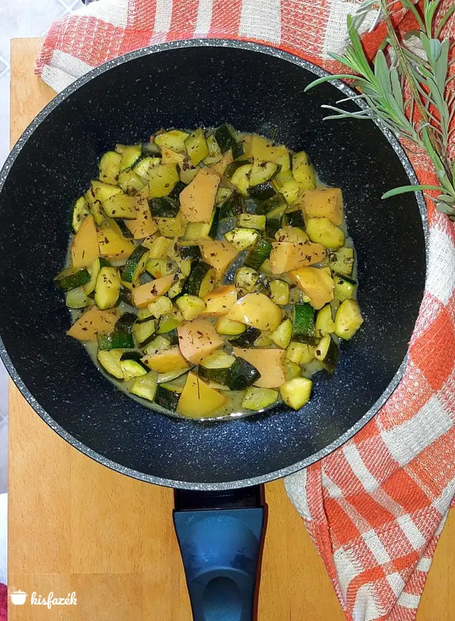 Pikáns cukkini-birsalma köret