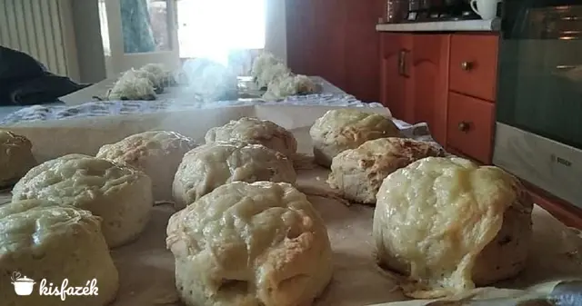 Túrós Bacönös Pogácsa Medvehagymásan 