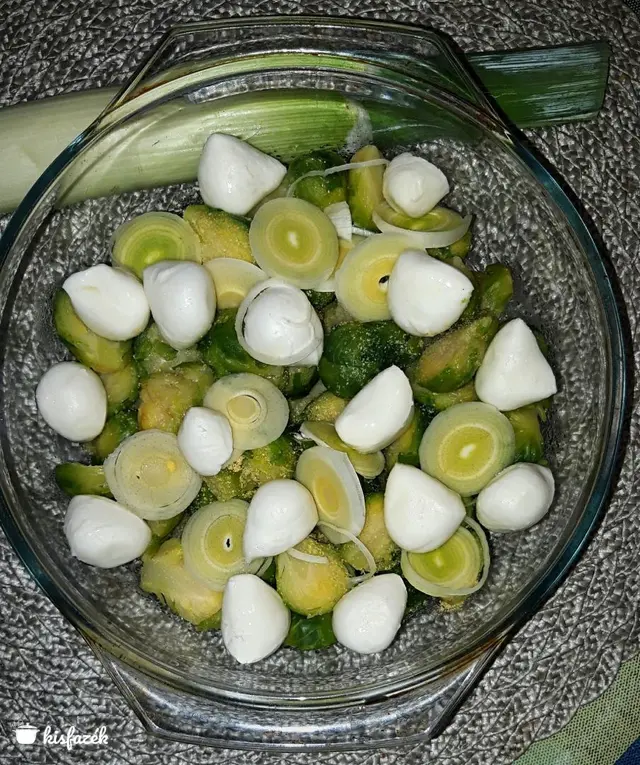 Mozzarellás-metélőhagymás kelbimbó