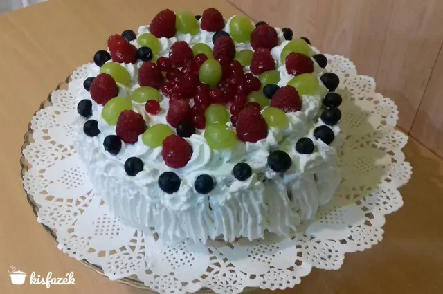 Diós-mézes-tejszínes-gyümölcsös torta