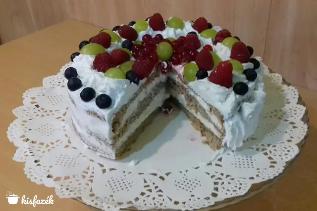 Diós-mézes-tejszínes-gyümölcsös torta