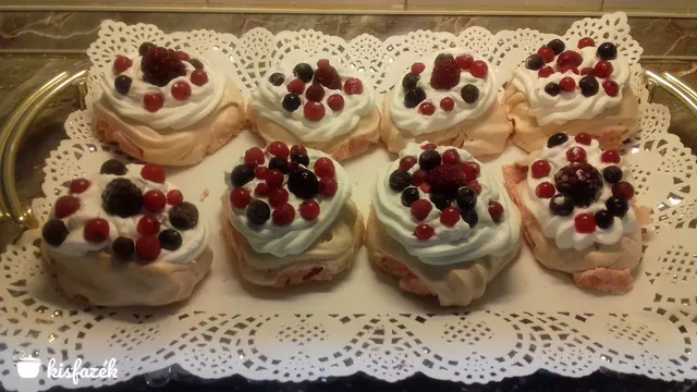 Málnás mini Pavlova erdei gyümölccsel