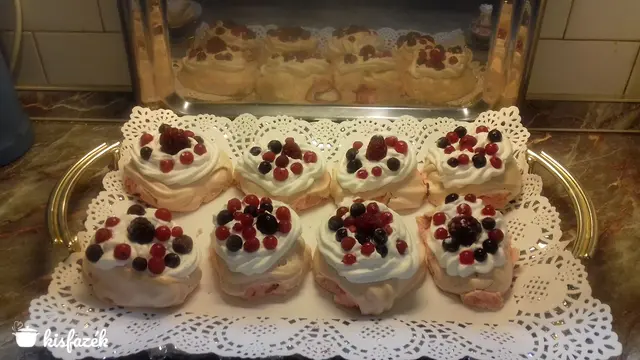 Málnás mini Pavlova erdei gyümölccsel