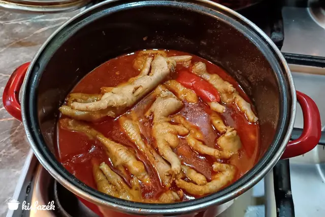 Csirkeláb pörkölt