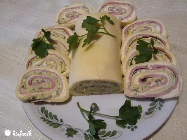 Sonkás sajttekercs
