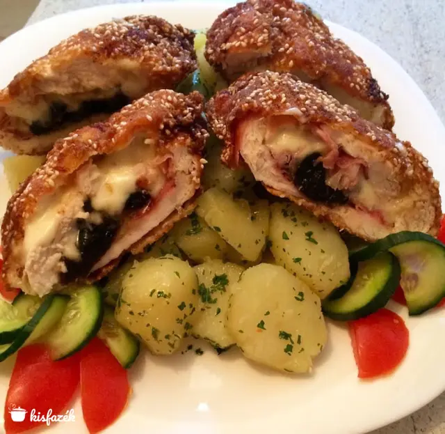 Sajttal, sonkával, aszalt szilvával töltött rántott csirkemell szezámmagos bundában