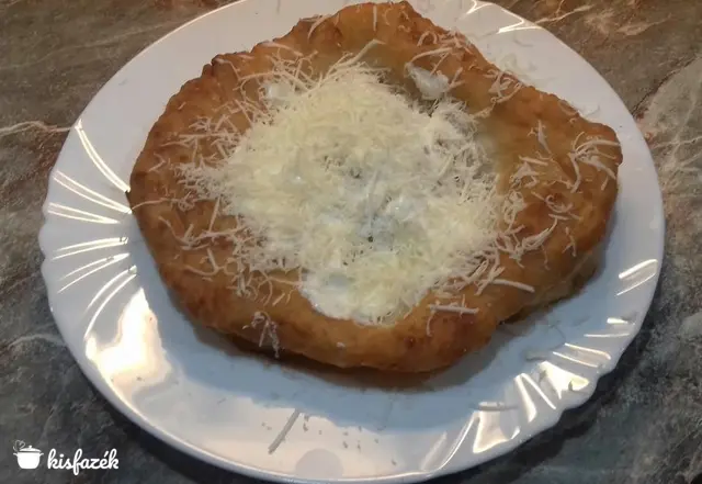 Piacos tejfölös sajtos lángos