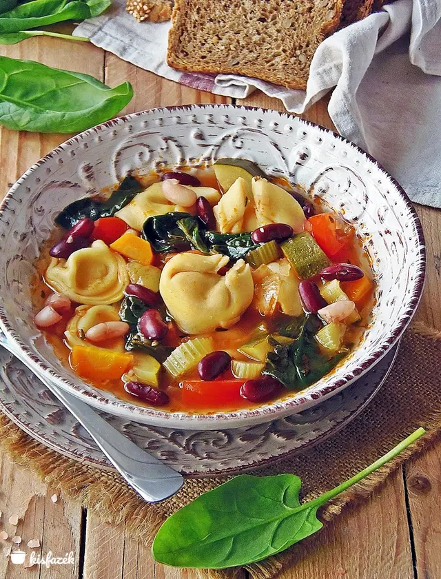 Minestrone sajtos tortellinivel