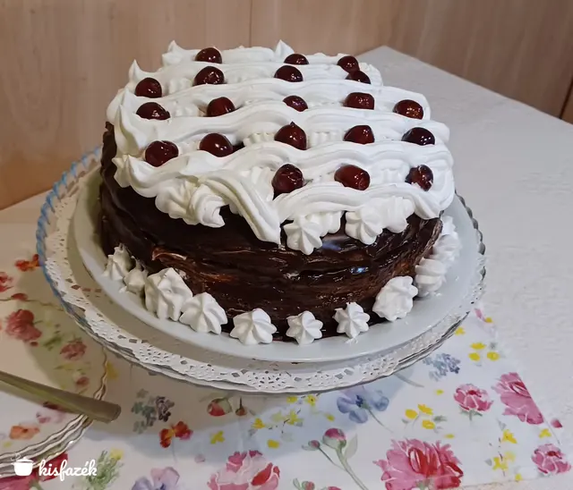 Rumos meggyes csoki torta